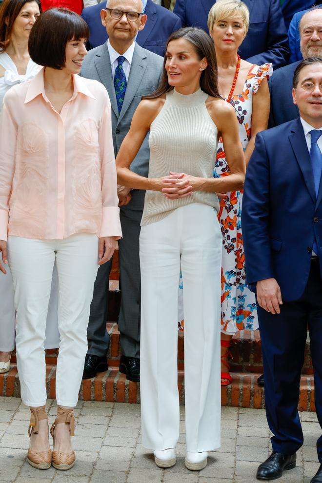 La reina Letizia, con total look blanco a en el  Patronato de la Residencia de Estudiantes en Madrid