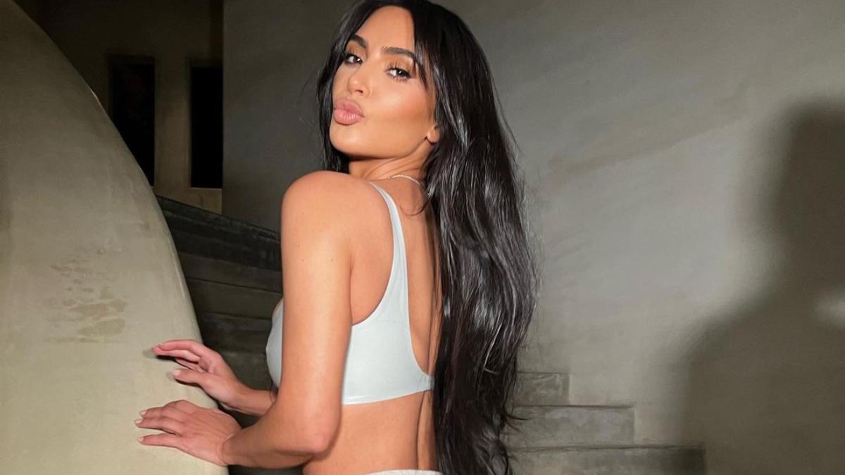 Kim Kardashian en las escaleras de su casa