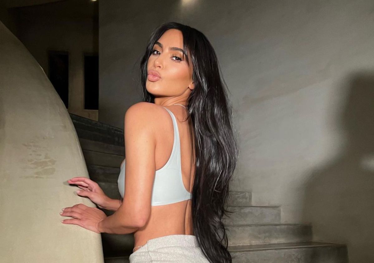 Kim Kardashian en las escaleras de su casa