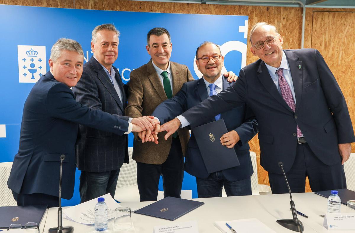 Los conselleiros de Educación y Sanidade y los tres rectores, tras firmar el convenio de descentralización.