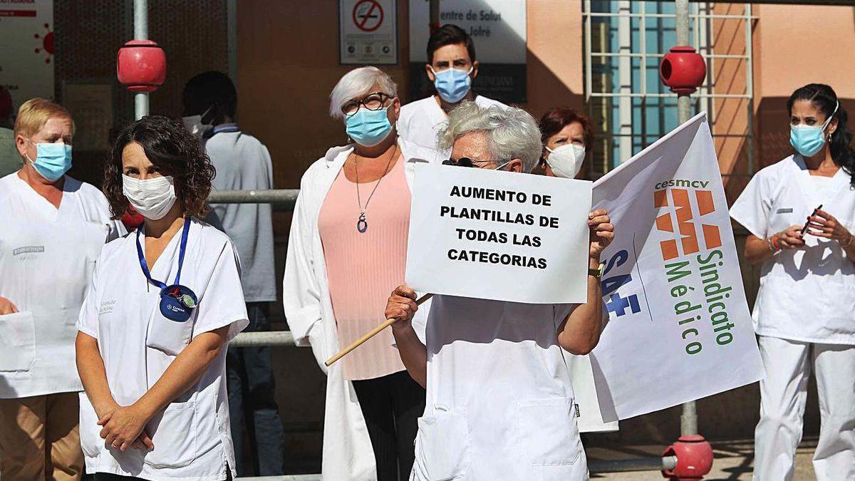 Protesta de médicos de atención primaria ante a un centro de salud.