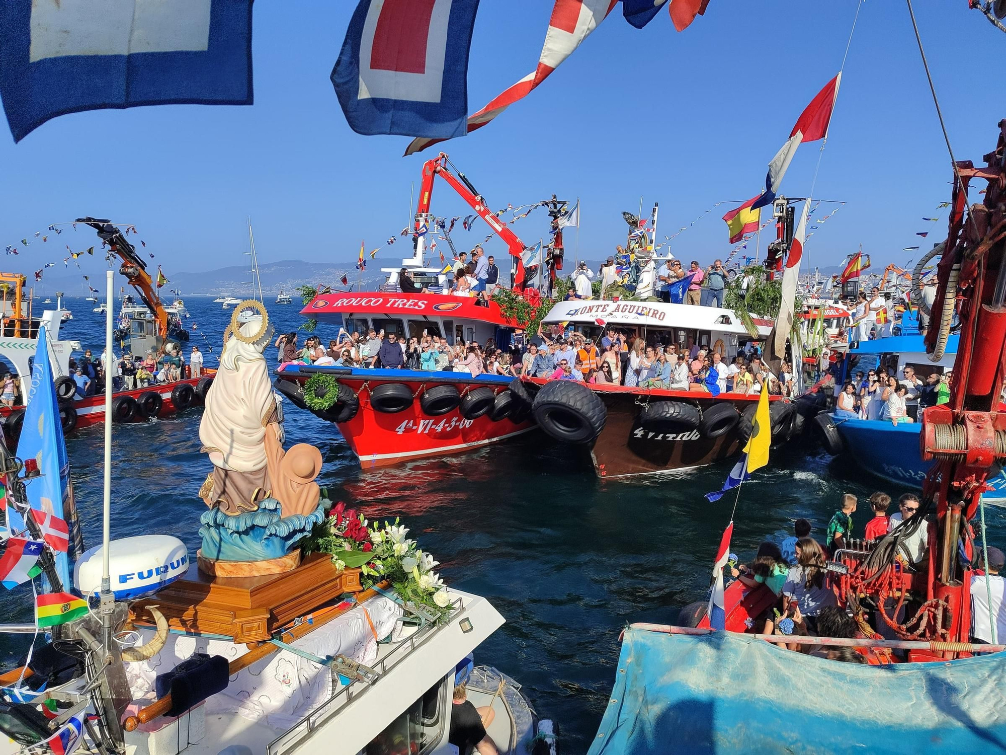 Cangas se hace a la mar por su Virgen del Carmen