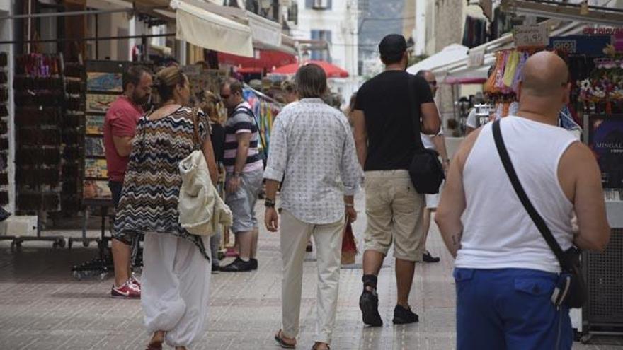 Turistas pasean por una calle de la Marina, el pasado miércoles.