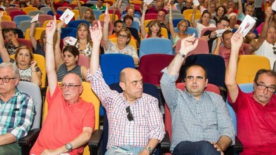 Una asamblea de los socialistas alicantinos celebrada hace unos meses con Echávarri y Franco en primera fila, entre otros dirigentes del partido en la capital.