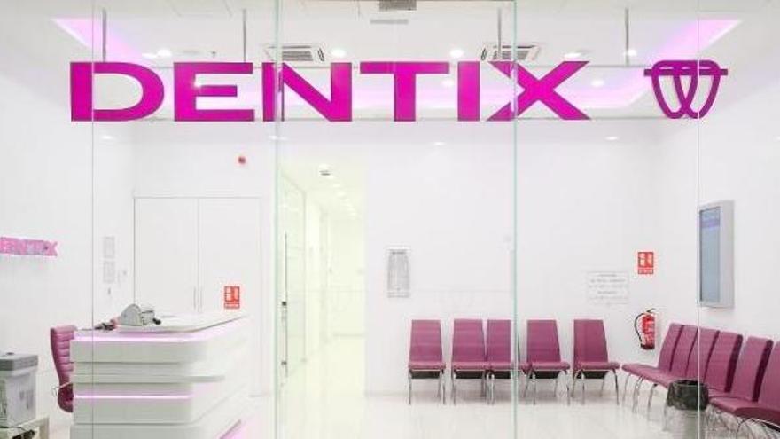 Un client d&#039;una clínica d&#039;Olot denuncia que porta tres mesos sense dents perquè no li posen els implants