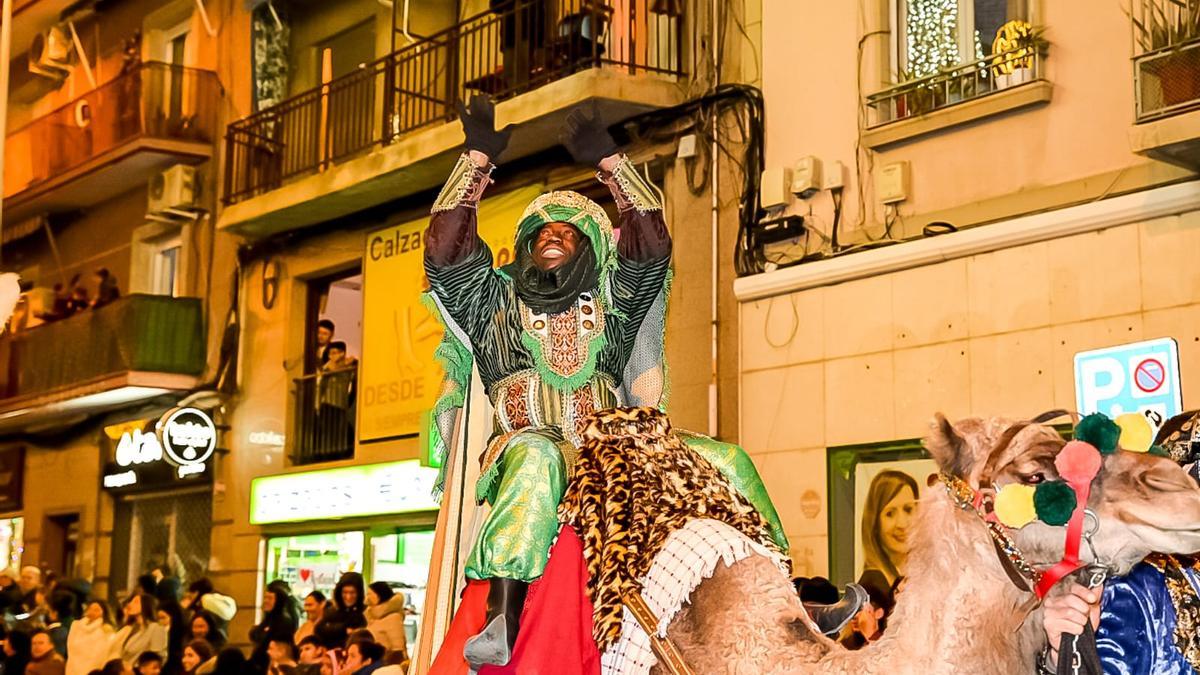 Baltasar durante la Cabalgata a lomos de un dromedario