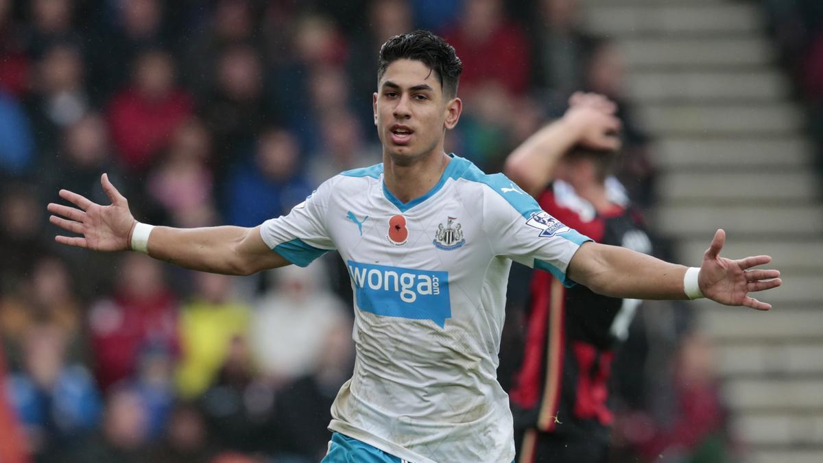 Ayoze Pérez celebra un gol en su etapa en el Newcastle. Ahora puede llegar cedido al Villarreal.