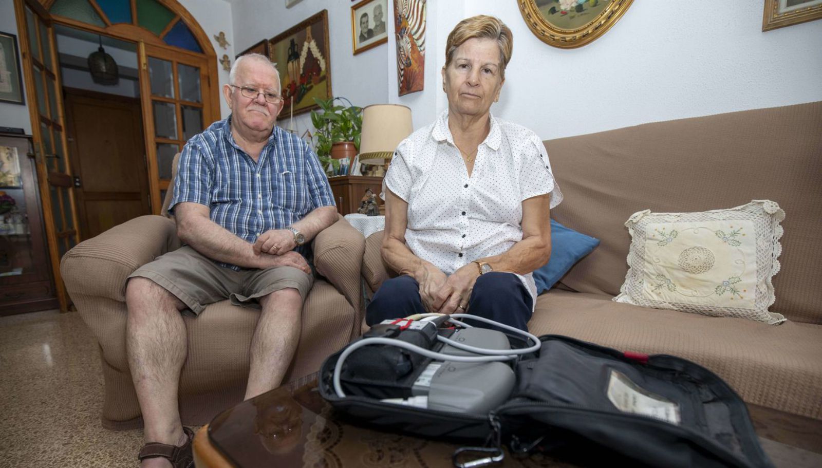 Francisca Nadal posa junto a su marido y su DAVI en su casa.