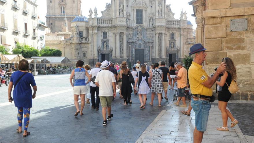 Turistas en la Plaza Cardenal Belluga