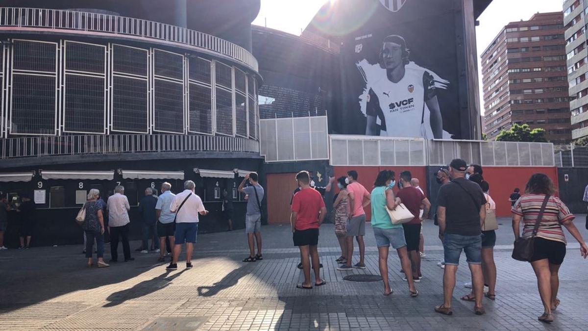 Colas para comprar entradas en Mestalla