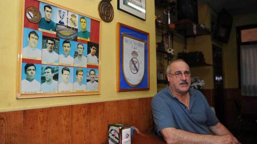 Junquera, en su bar de La Felguera. Abajo, Alarcia, en un partido con el Oviedo.