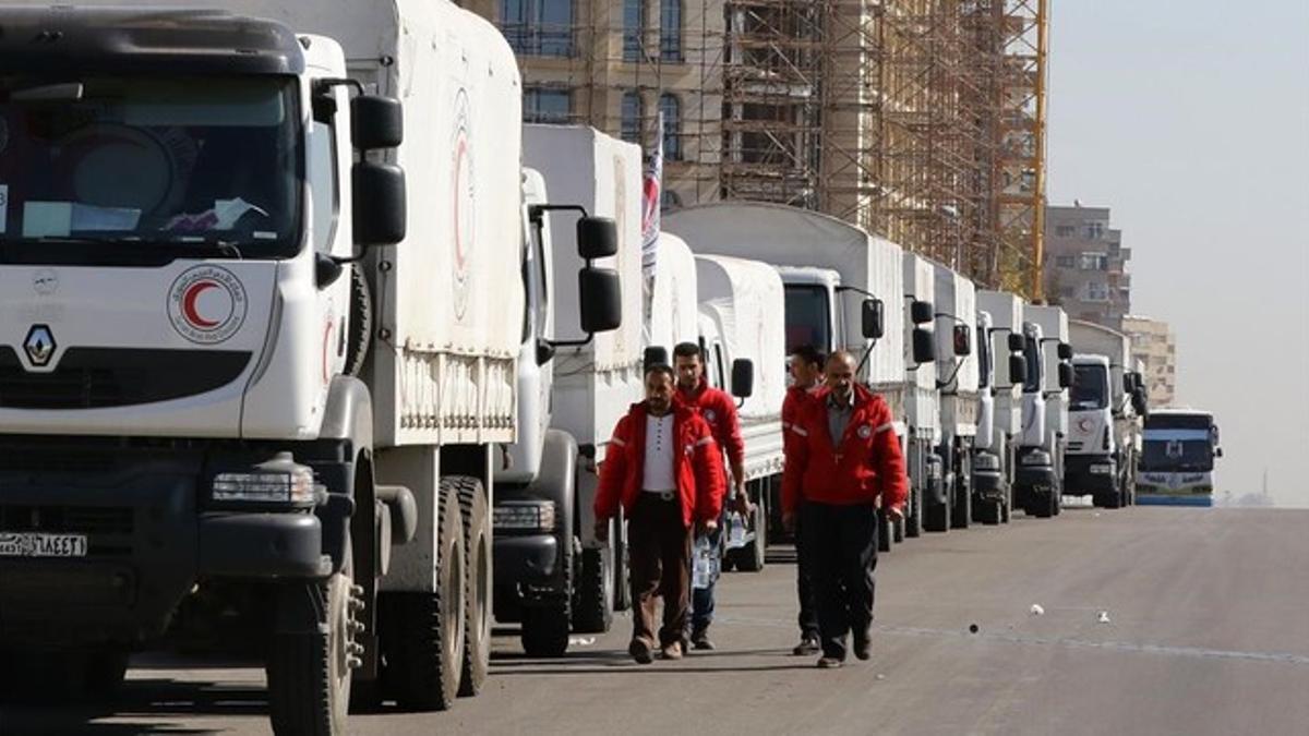 Un convoy de la Media Luna Roja se prepara para salir de Damasco hacia las áreas sitiadas de Madaya y Zabadani, este miércoles.