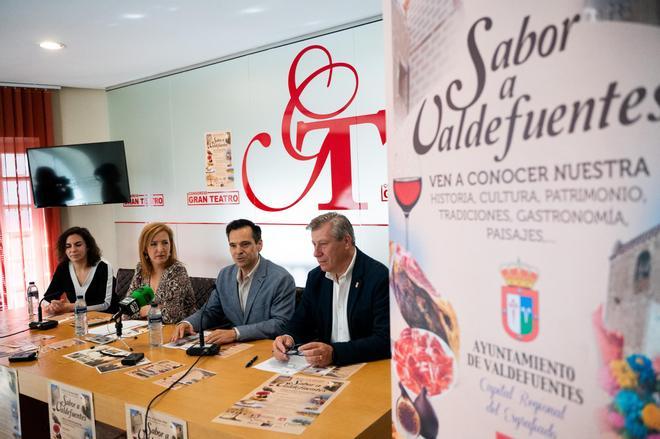 El municipio de Valdefuentes traslada su esencia cultural y artesanal al Gran Teatro cacereño