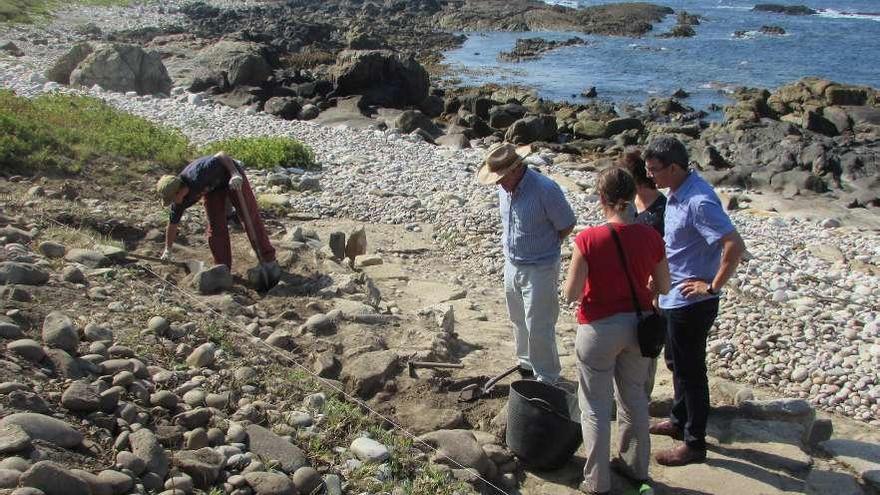 El alcalde de A Guarda, Antonio Lomba, supervisa la excavación de las salinas de O Seixal en 2015. // E.G.