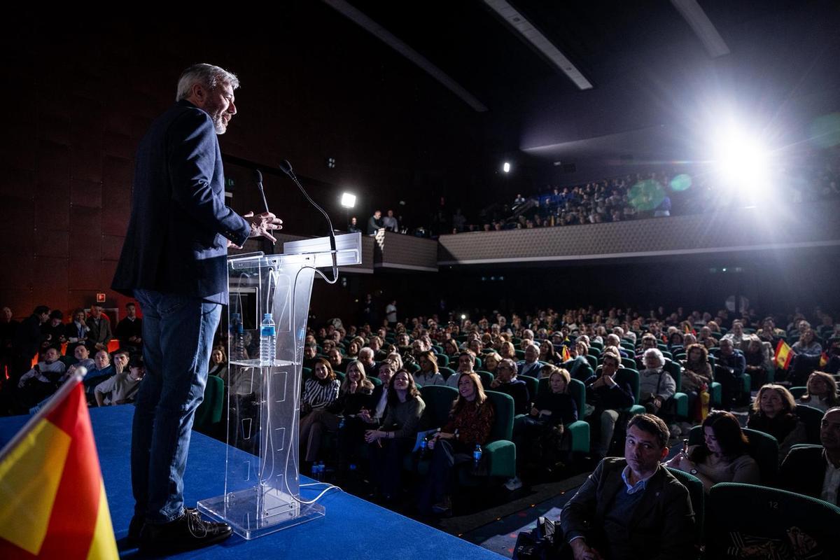 En imágenes | Primer gran acto del PP en Zaragoza para las elecciones del 8F y visita de Azcón y Ayuso a la Basílica del Pilar