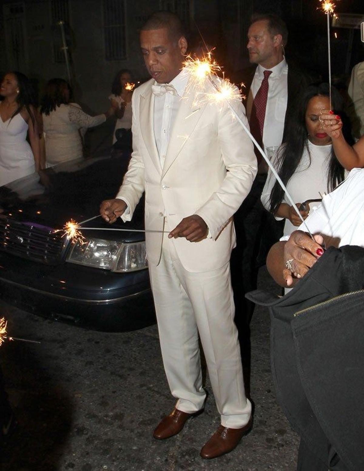 Jay Z se enciende una bengala para unirse a la fiesta post boda de Solange Knowles