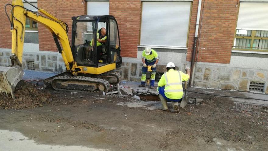 Operarios trabajando en la zona de la rotura de la tubería.