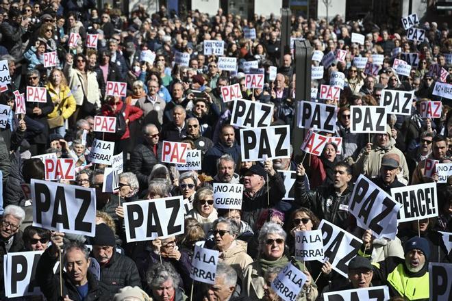 Miles de personas se movilizan en toda España para pedir el fin de la guerra en Oriente Medio