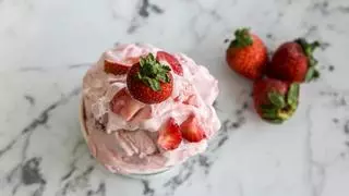 ¿Sin helados en la nevera? Así puedes preparar de fresa y de pistacho en un pispás