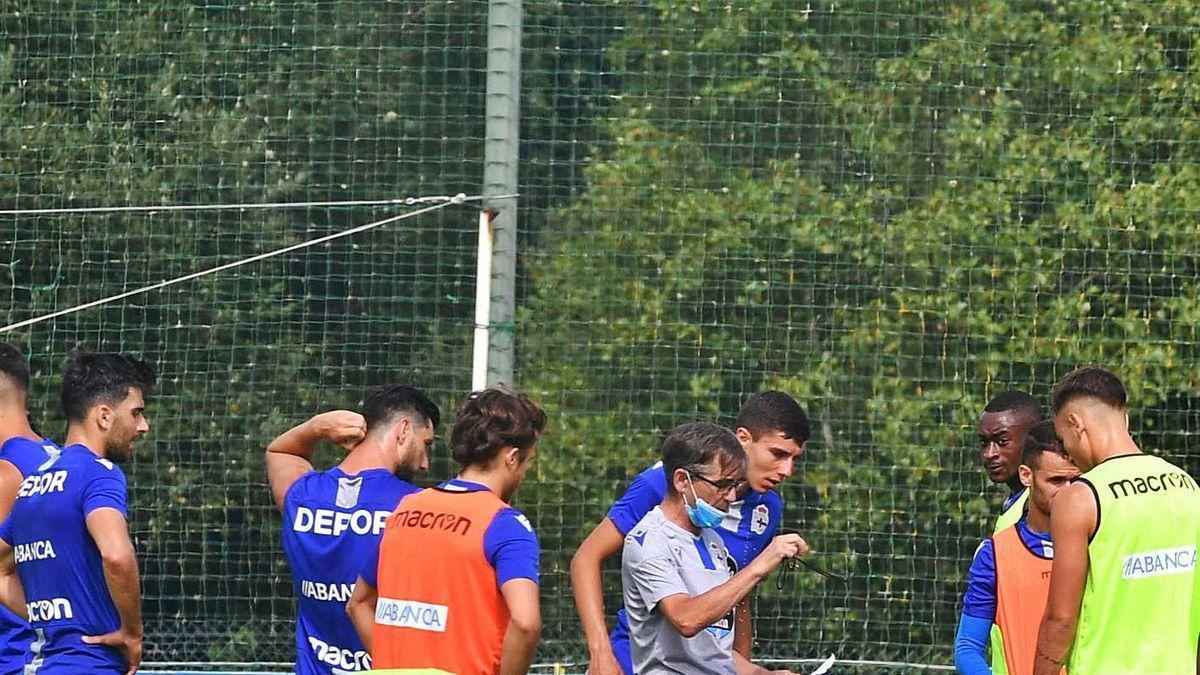 Fernando Vázquez da instrucciones a los jugadores durante el entrenamiento de ayer.