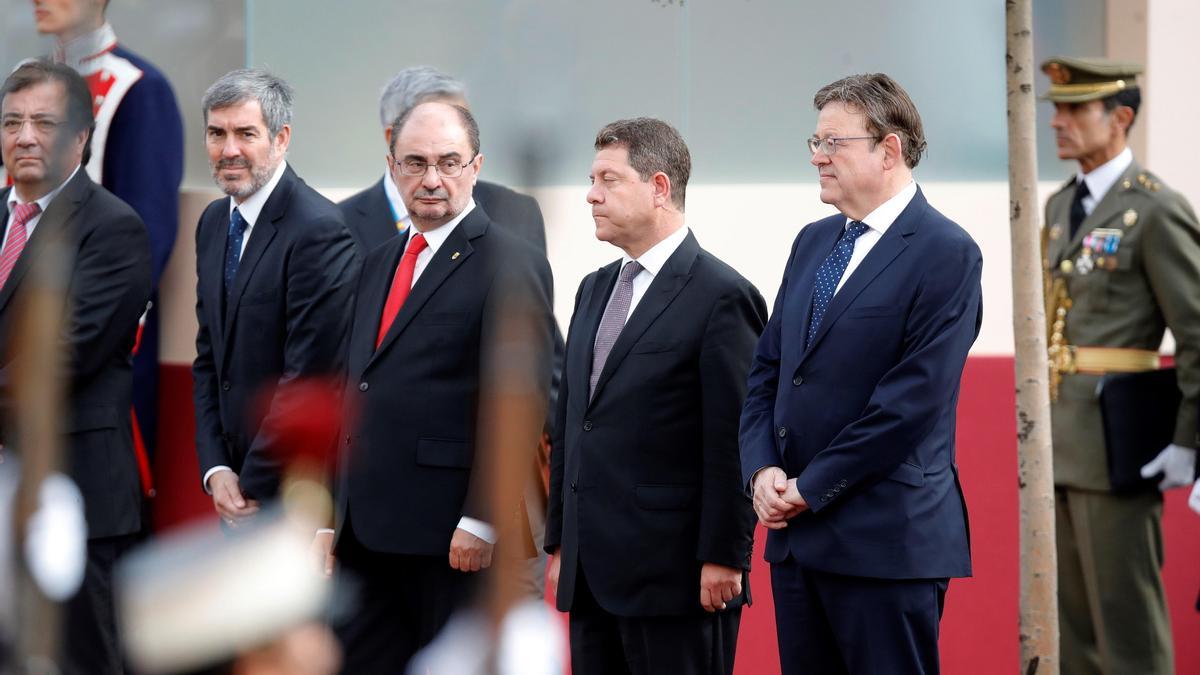 Los presidentes de Extremadura, Guillermo Fernández Vara (i); Aragón, Javier Lambán (c); Castilla-La Mancha, Emiliano García-Page (2d), y Valencia, Ximo Puig (d), en el desfile del 12 de octubre de 2018, en Madrid.