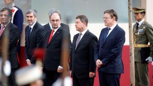 Los presidentes de Extremadura, Guillermo Fernández Vara (i); Aragón, Javier Lambán (c); Castilla-La Mancha, Emiliano García-Page (2d), y Valencia, Ximo Puig (d), en el desfile del 12 de octubre de 2018, en Madrid. 