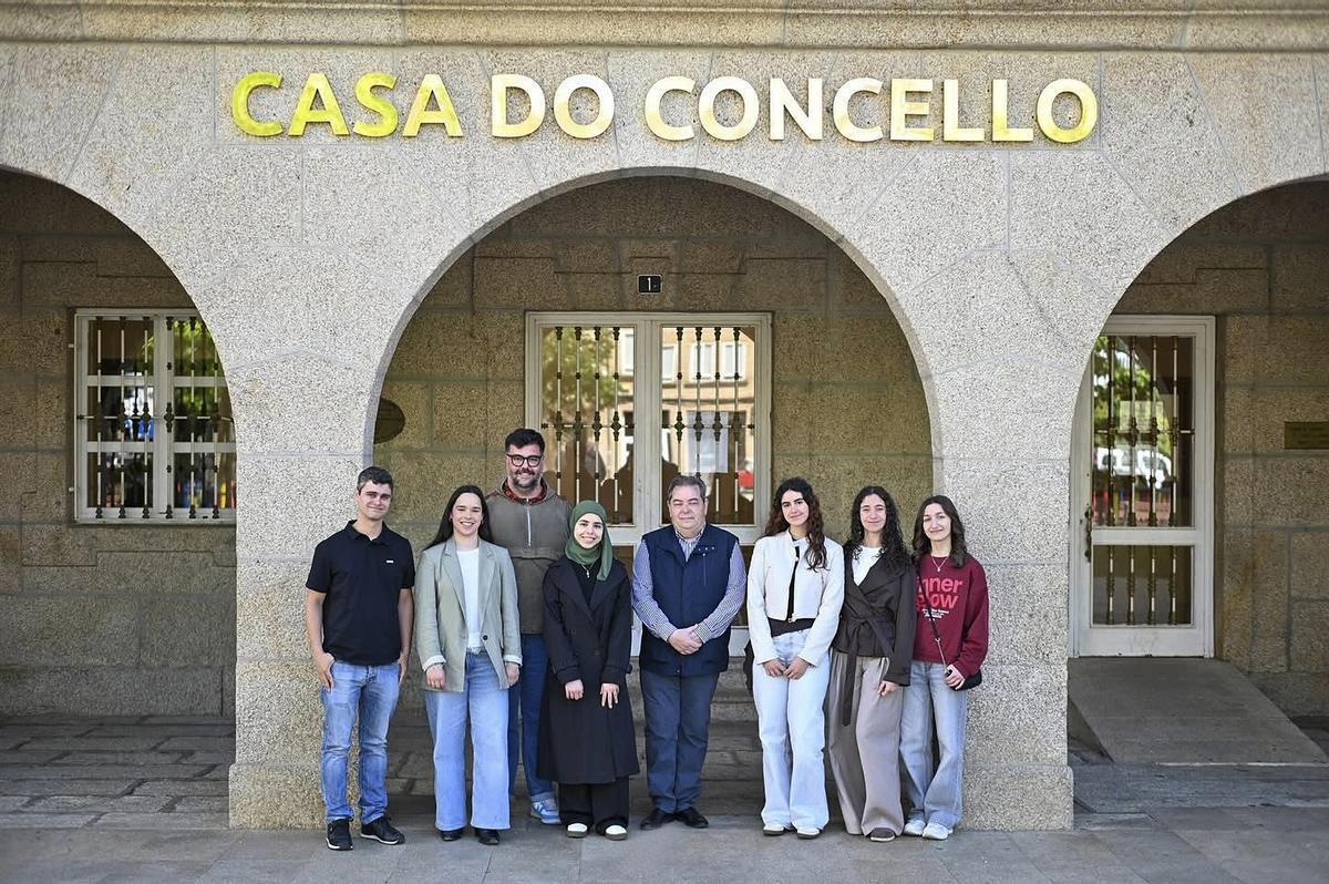 El alcalde, en el centro, en la recepción a las cinco alumnas ganadoras del CinVigo.