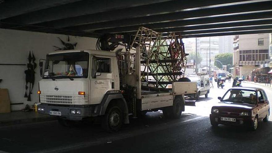 Otro camión se engancha en el Puente de Correos