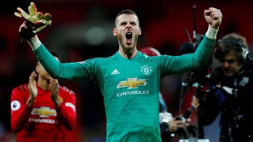 David de Gea celebra el triunfo del United en Wembley tras una actuación estelar del guardameta español. // Eddie Keogh