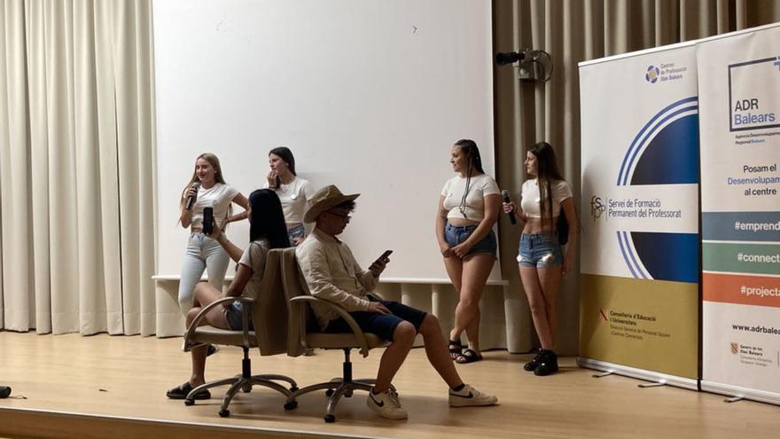 Los alumnos del IES Xarc durante su presentación | DI