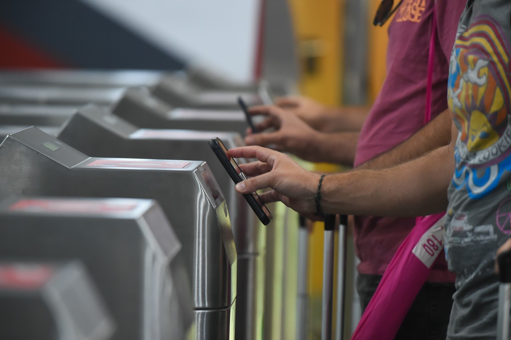 Ya se pueden adquirir los nuevos abonos gratuitos del Cercanías en la estación María Zambrano