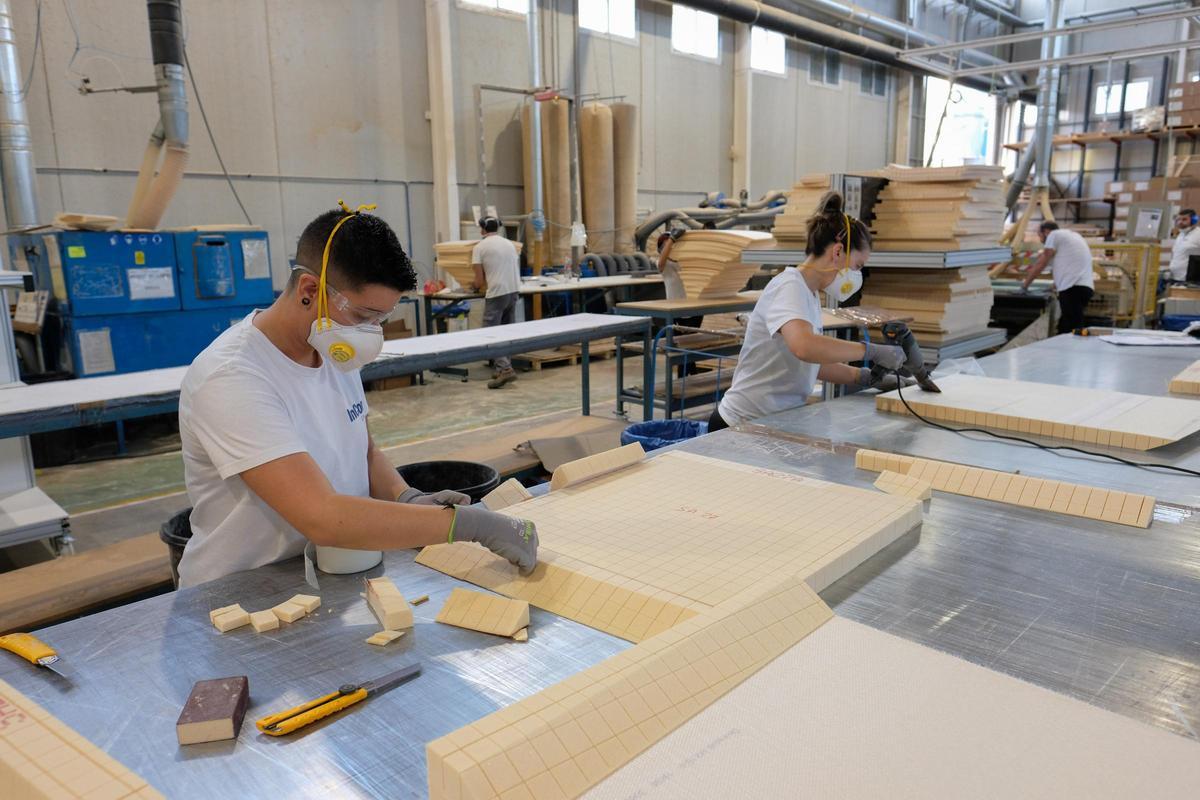 Trabajadores de Incom en una de sus factorías de Elda.