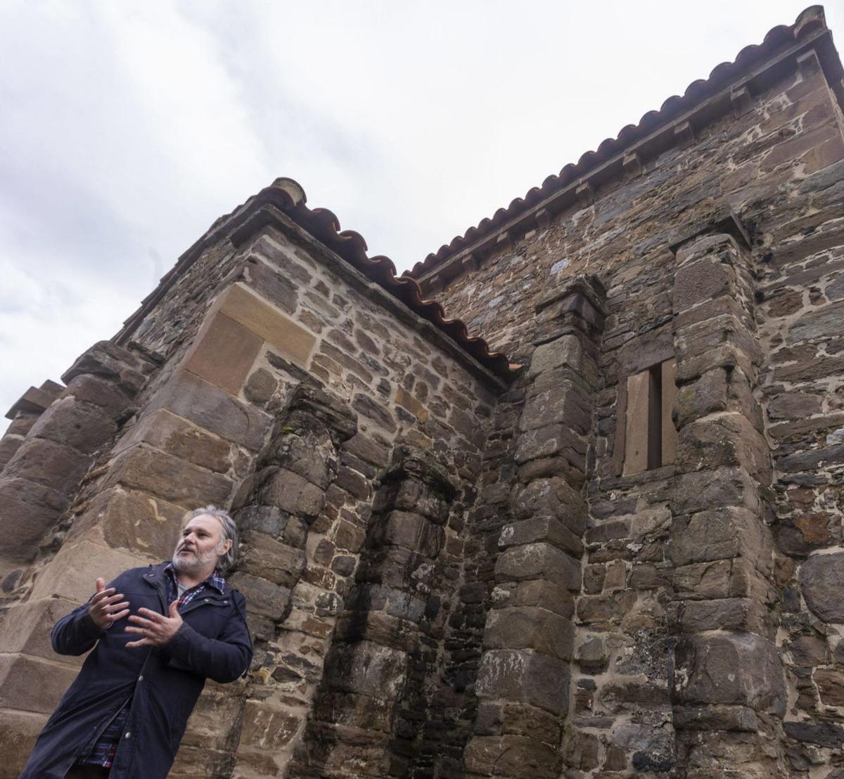Alfonso Fanjul, junto a una maqueta del castillo de Tiós.
