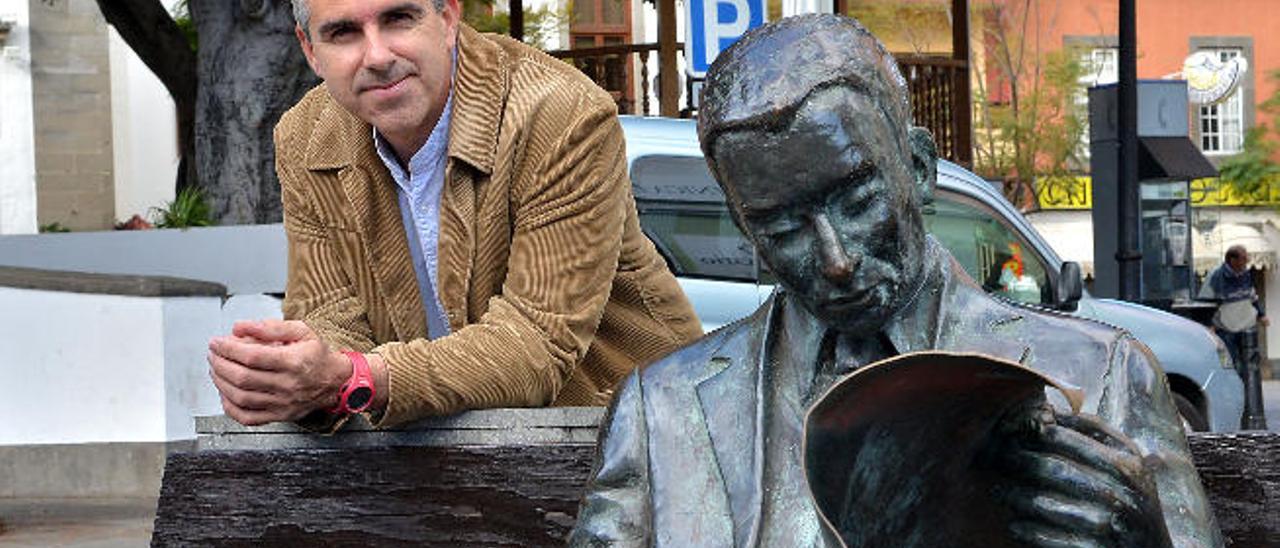 Juan José Monzón Gil junto a la escultura del Betunero, en San Gregorio.