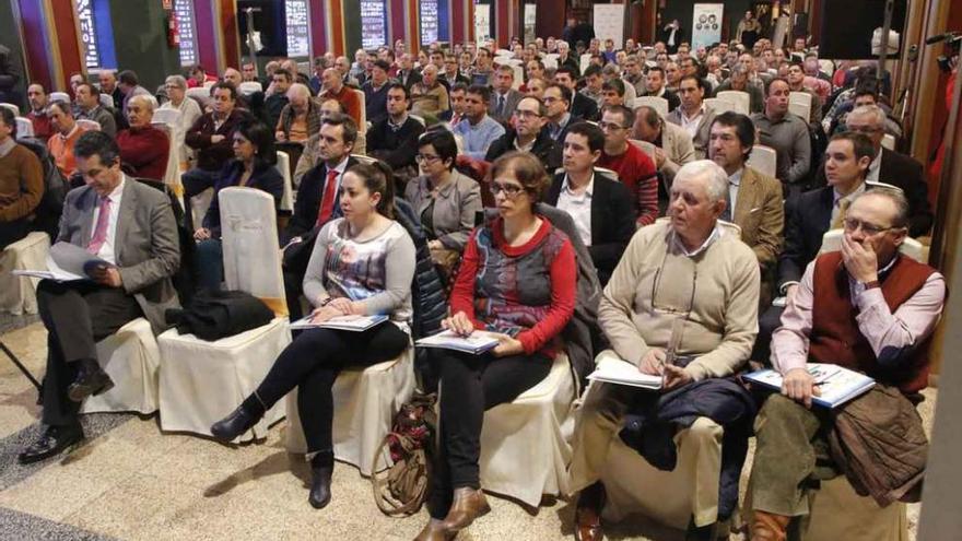 Asistentes al encuentro de comunidades de regantes, celebrado en el Hotel Convento de Coreses.