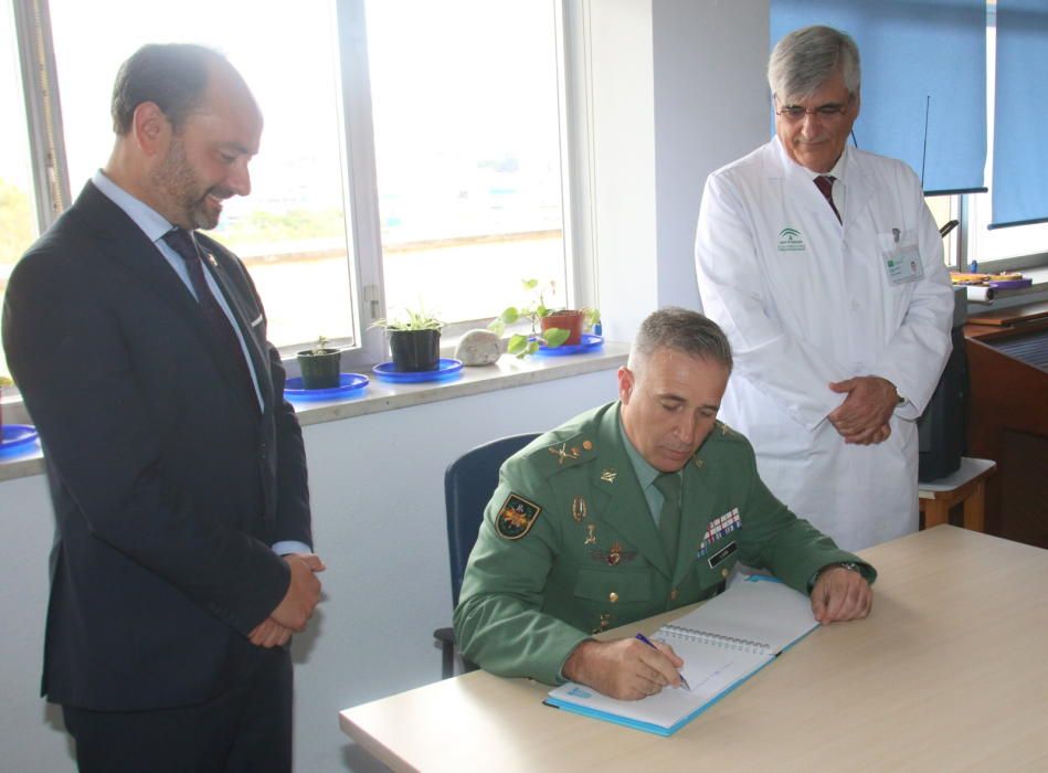 Visita de la Legión a los niños ingresados en el Hospital Materno.