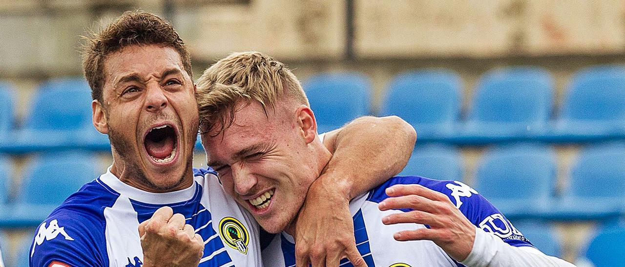 Tano Bonnín felicita al goleador Manu Garrido durante un partido del Hércules en el Rico Pérez esta temporada. | ALEX DOMÍNGUEZ