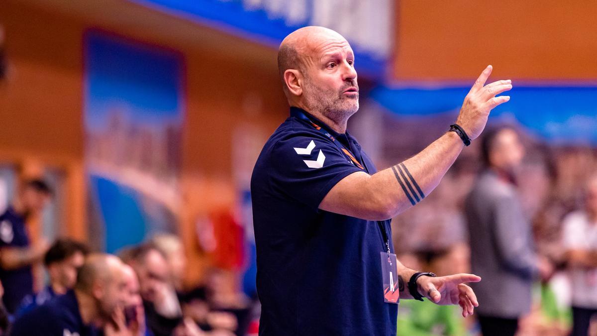 Fernando Latorre dando instrucciones, durante un partido del TM Benidorm