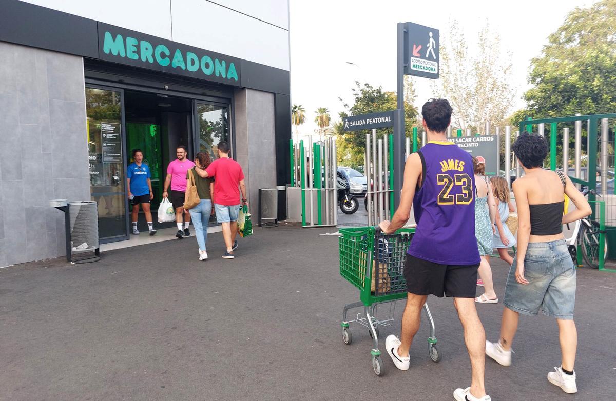 Córdoba Supermercado Mercadona del barrio del ZOCO la hora de la piña