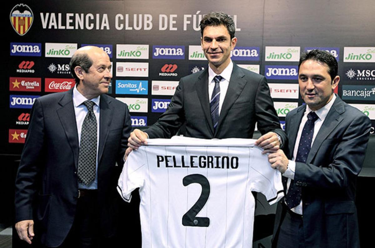 L’argentí Mauricio Pellegrino, durant la seva presentació com a nou entrenador del València CF per a les dues pròximes temporades, amb el president del club, Manuel Llorente (esquerra), i el director esportiu, Braulio Vazquez (dreta) .