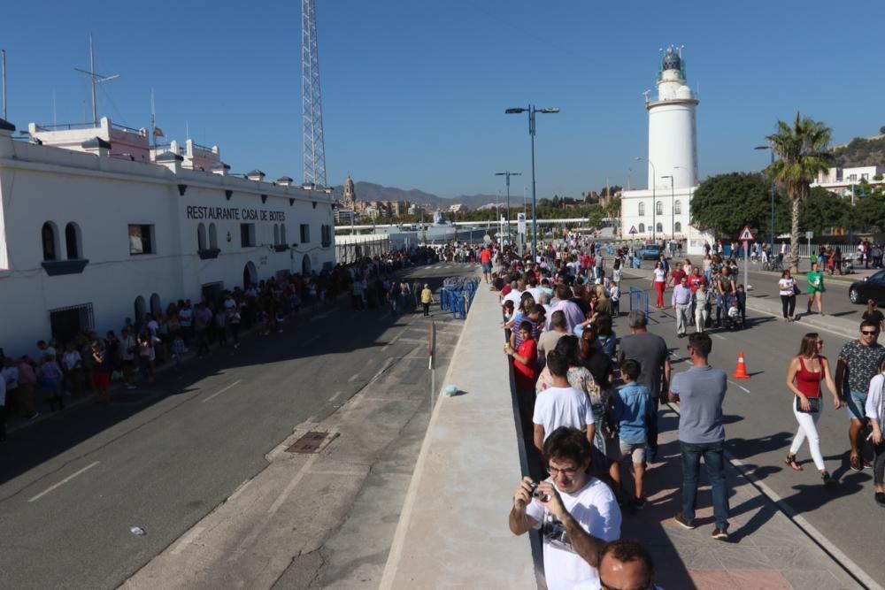 Colas para ver el portaviones 'Juan Carlos I'.