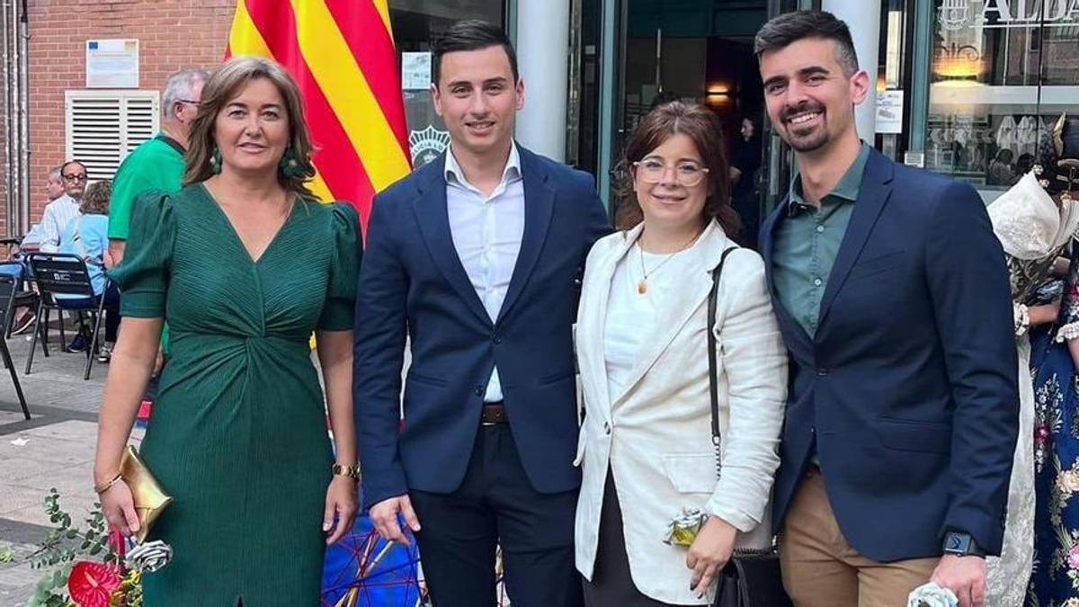 De blanco, Paula García en un acto por el 9 d'Octubre con sus ya ex compañeros del Partido Popular en Aldaia.