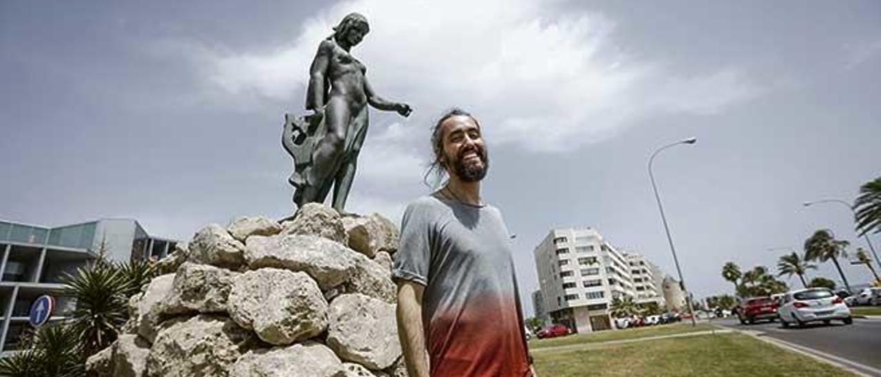 Blai Vidal posa, en Can Pere Antoni, junto a la escultura que creó su abuela Remígia Caubet y que tuvo a su madre como modelo.