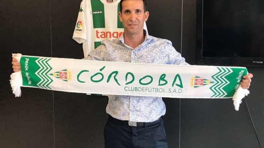 Juan Merino, ayer con una bufanda del Córdoba.