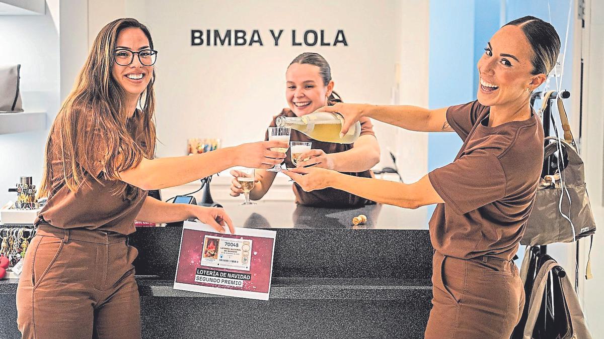 Empleadas de la tienda de Bimba y Lola celebran su segundo premio