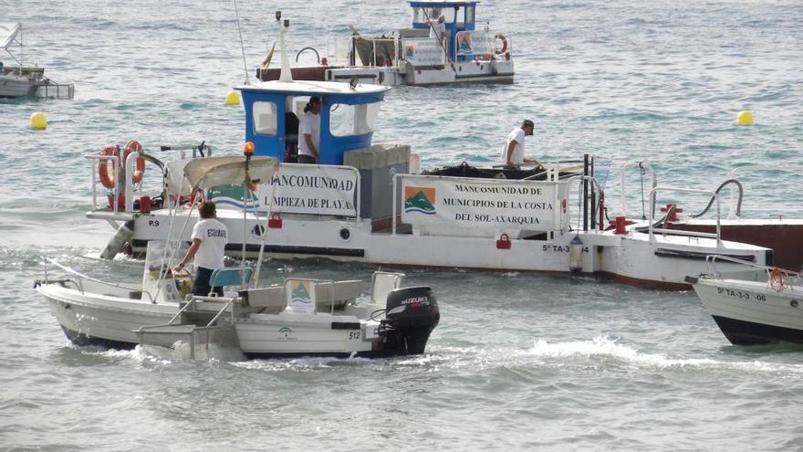 Barcos de la Mancomunidad de Municipios de la Axarquía encargados de la limpieza de las aguas.