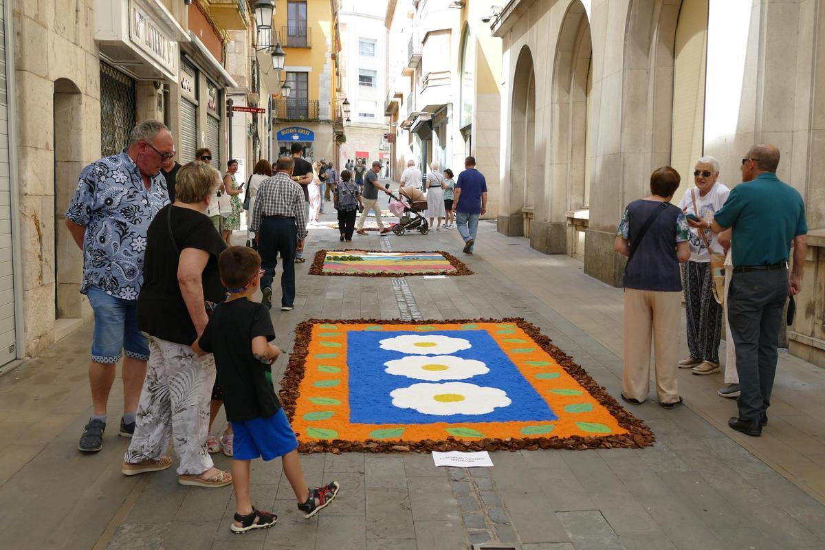 Les catifes de Corpus omplen de color l'entorn de Sant Pere de Figueres