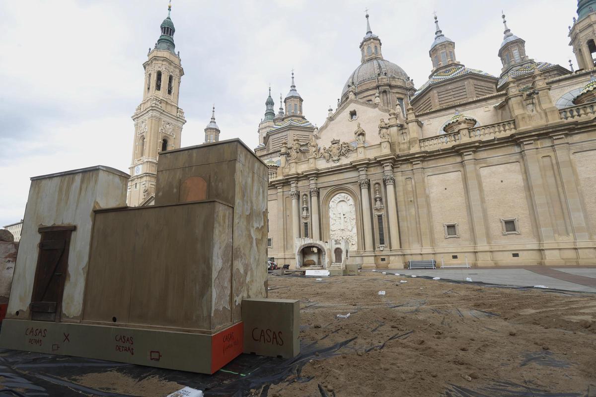 EN IMÁGENES | Comienza el montaje del belén de la plaza del Pilar