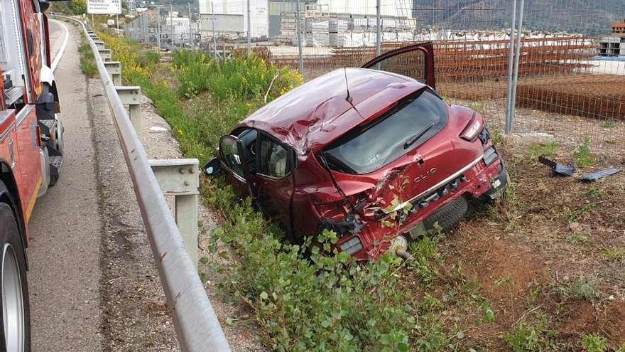 El coche siniestrado en la cuneta de la N-120, en A Rúa. // GC