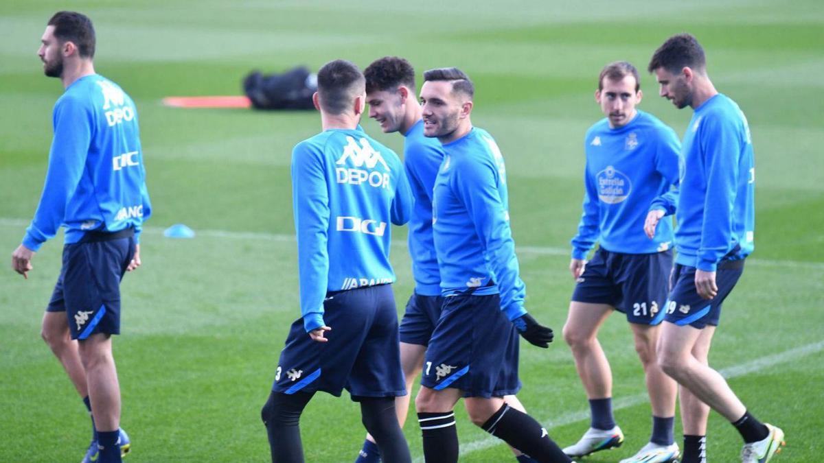 Lucas, en el centro, conversa con Lapeña y Trilli ayer sobre el césped de Riazor. |  // VÍCTOR ECHAVE